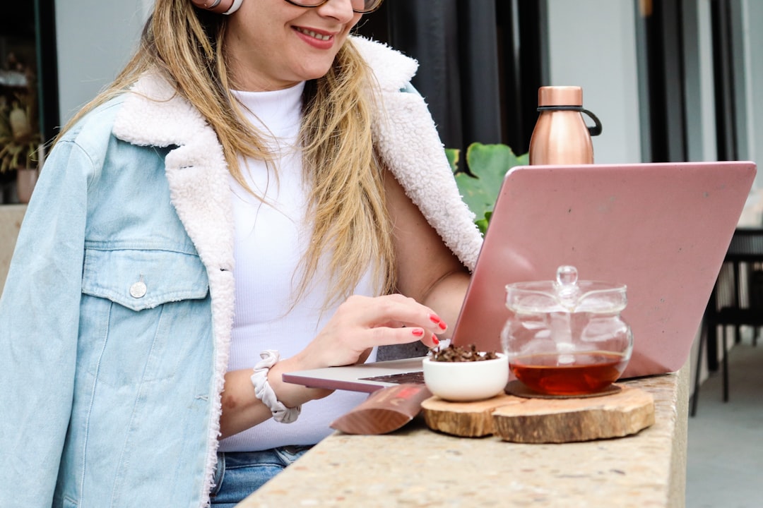 女性がコーヒーを飲みながらブログ記事を作成する様子