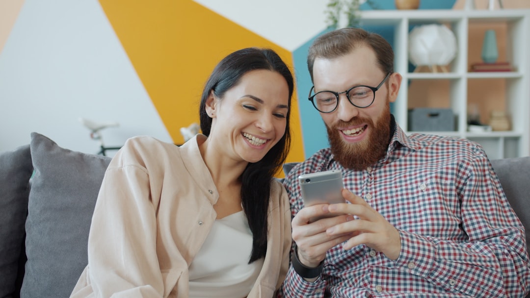 女性がスマートフォンでSNS投稿を確認するイメージ