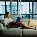 主婦が自宅でノートPCを使ってAI副業に取り組む様子