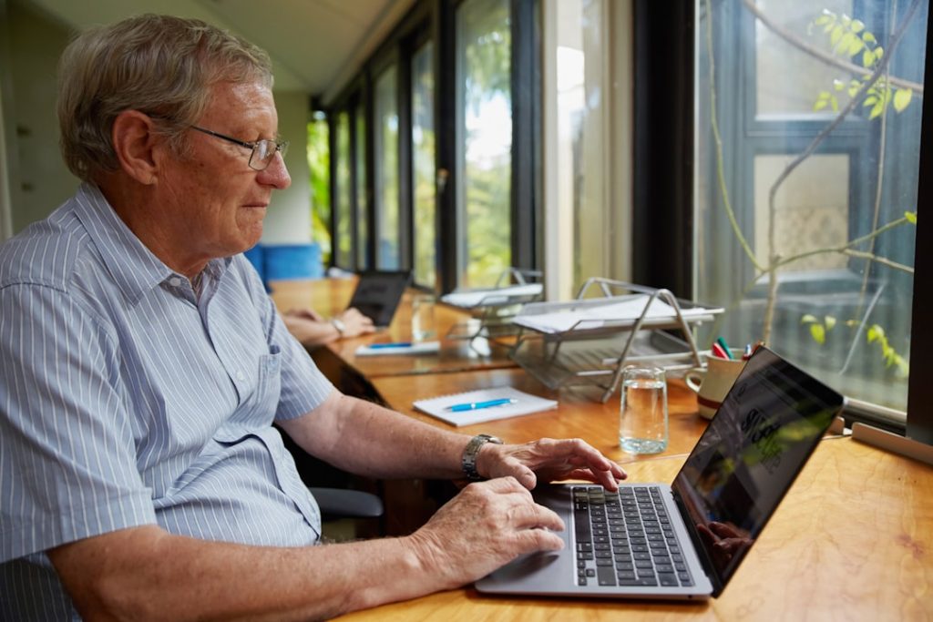 50代シニアがノートPCで学ぶイメージ