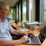 50代シニアがノートPCで学ぶイメージ