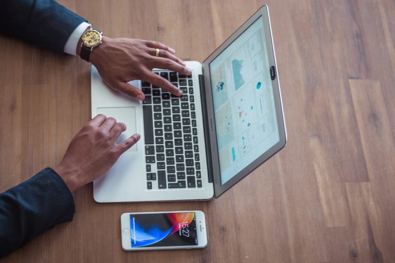 affiliate marketing laptop image for article5