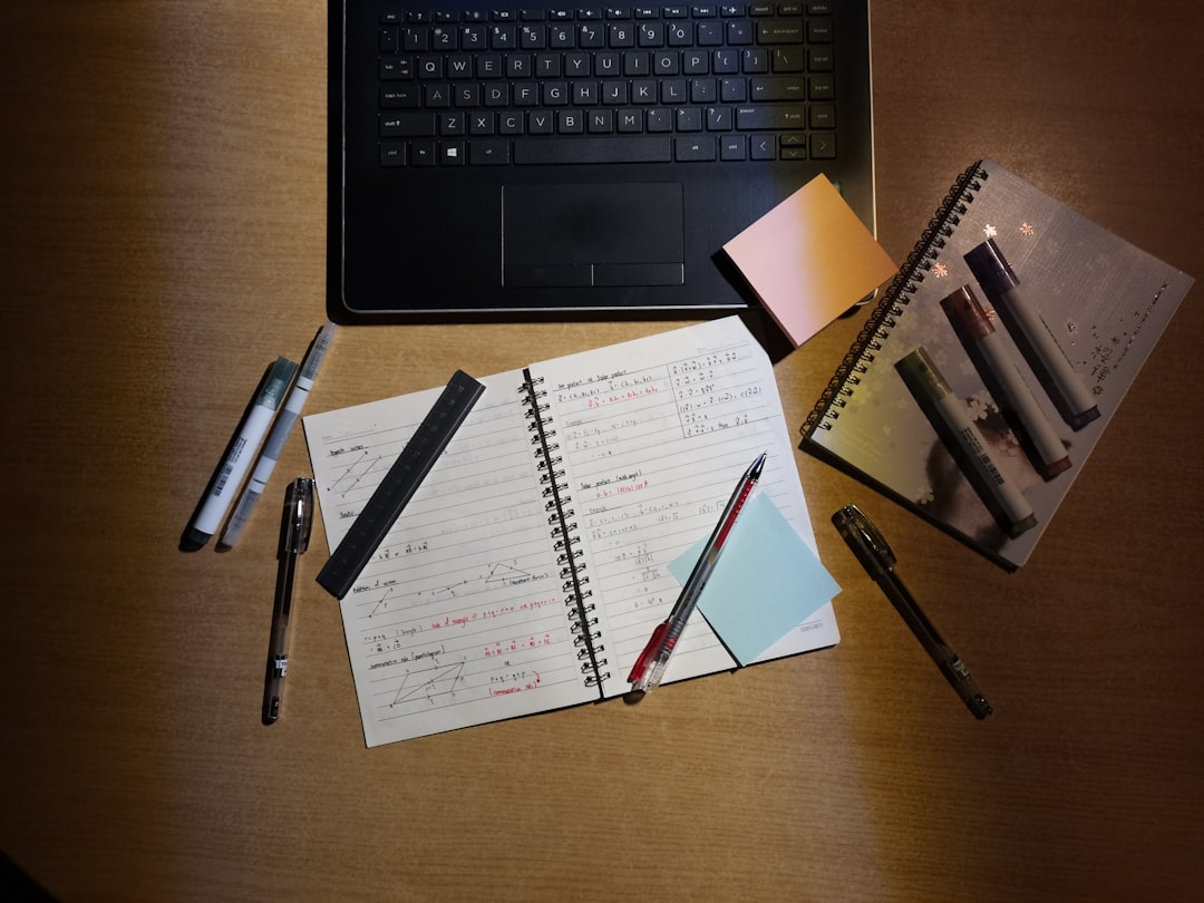 書類を校正している様子