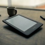 Kindle電子書籍を読んでいる様子