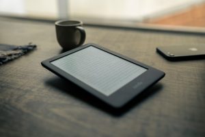 Kindle電子書籍を読んでいる様子