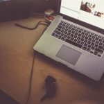 ノートパソコンとデザイン画面 AI Webデザイン作業風景