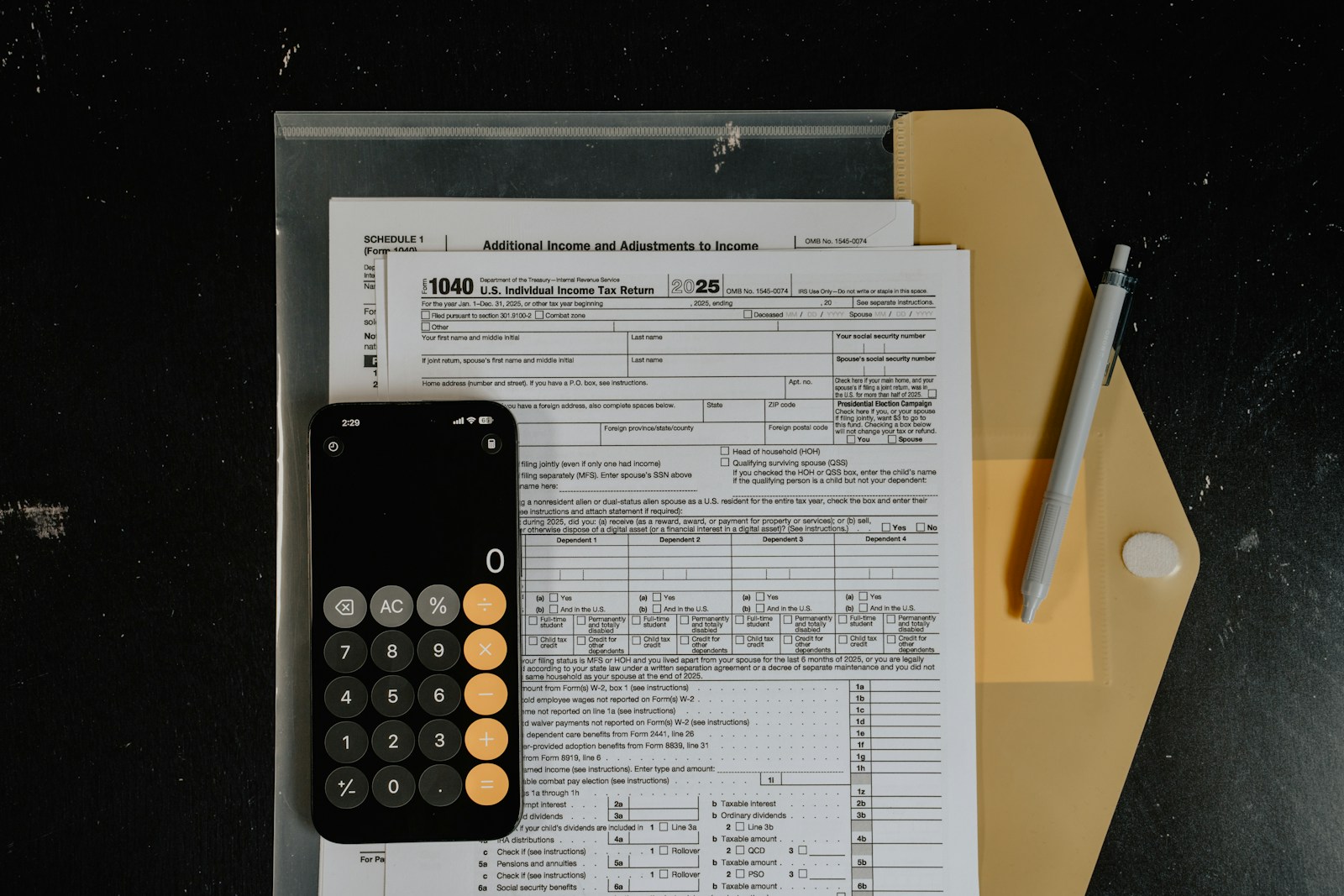 電卓と書類を使った料金計算